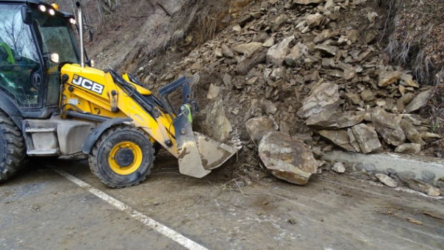 Срутване на скална маса затвори пътя Белово Юндола съобщава